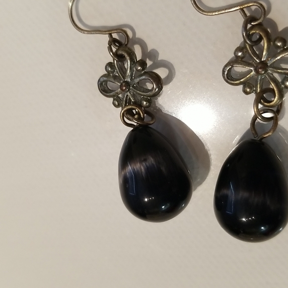 SOLD * Vintage Flower and Bead Earrings - Picture 4 of 4